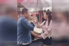 老司机街头搭讪：在街上唱歌实力搭讪美女！果然是老司机啊视频封面