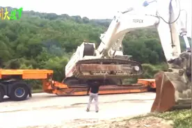 师傅运送挖掘机到山顶，这就是挖机和钩机的区别