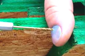 手指甲被锤子砸到淤血了怎么办？国外这位小哥选择用电钻来放血视频封面