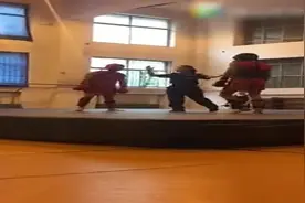 警校搏击擂台赛，拳拳到肉，败方不到一分钟就选择弃权视频封面