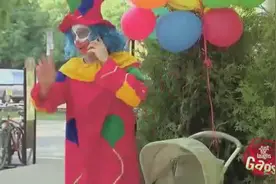 小丑街头表演，在婴儿车上系上气球，接下来一幕让人吓坏了！图片