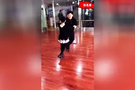 哈哈拉丁小胖都有舞伴了，小眼神看的目不转睛啊！图片