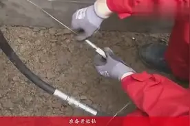 用冲击钻在地下打孔，你见过吗图片