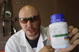 网友用硫酸铜为硬币镀铜，看到最后的结果让人惊讶！图片