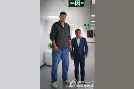 姚明造访昆仑决北京总部 与创始人姜华合影上演最萌身高差图片