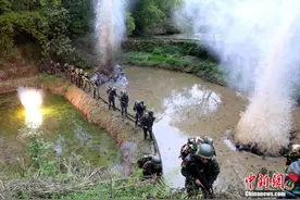 武警乐山支队特战队员开展“魔鬼” 极限训练图片