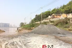 黑色石膏矿粉堆在饮用水水源保护区图片