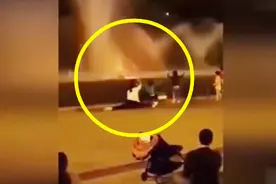 戏精！一女子化身音乐喷泉指挥家 下腰劈叉动作夸张全程高能视频封面