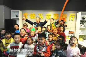 “四川魔王”揭开魔术面纱 30名成都娃娃变“魔法师”图片