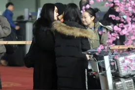 昔日玉女颜值不在！杨钰莹素颜机场现身 黑装显老图片