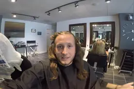 外国小哥一剪刀把长发剪短，颜值气质立马飙升！视频封面