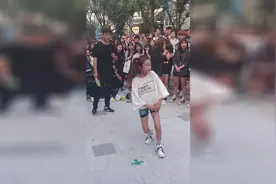 韩国10岁小萝莉街头表演《Shape of You》舞蹈，路人尖叫不已视频封面