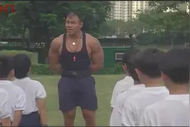 体育课上，老师秀肌肉，瞬间被学生秒杀视频封面