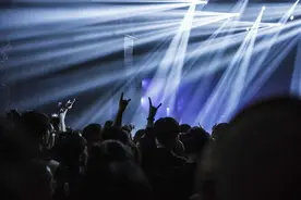 现场｜万能青年旅店：风吹黄叶，悲歌快进图片