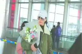王丽坤酷炫机车范现身机场 手捧鲜花娇笑撩粉丝视频封面