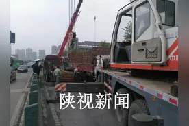 货车自燃导致西安西二环今早大堵车图片