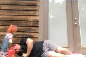 老爸恶作剧，用魔鬼娃娃和番茄酱吓坏女儿图片