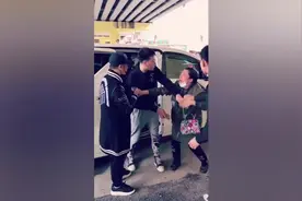 小黄飞街头偶遇斯卡拉老板，飞姐你这样不怕被穿小鞋吗！视频封面