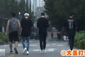 TFBOYS合体现身轧马路 壮汉保镖一路跟随图片