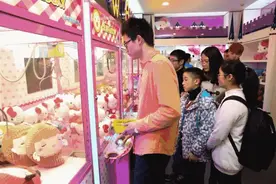 当口红遇上娃娃机？！想用三个币抓上一支口红，你差了一个卖家秀与买家秀的距离图片