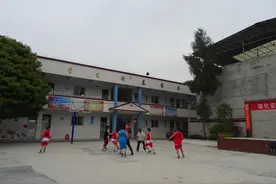 玉水教育校际篮球联谊赛火热进行  乐泉以28比24取余月图片