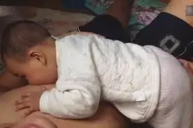 8个月宝宝调皮爬到爸爸身上，竟然吃起奶来！哈哈哈图片