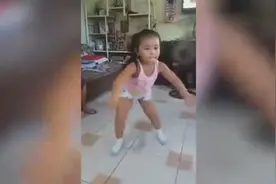 超萌小女孩在家里跳舞那表情太可爱了 !视频封面