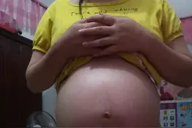 婆婆想跟我抢第一个抱孩子图片