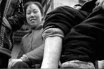 7旬老妇从小爱吃石头和泥巴 经常半夜起来嚼图片