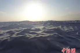 新疆鄯善库木塔格沙漠雪后日出银装素裹图片