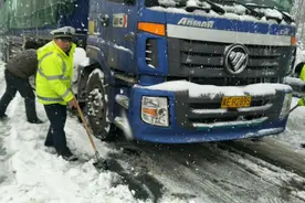 危难之处显身手 决战决胜保畅通——记信阳高速交警抗雪保通工作图片