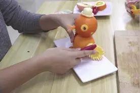 用橙子做出一只小帅鸭，萌萌的，进来看看是怎么做的视频封面