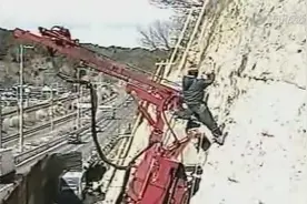 各种日本高边坡挖掘机，第一次见到 开眼界了！视频封面