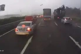 高速行驶遭遇龙卷风，接下来一幕让人惊恐不已，女车主吓坏了！图片