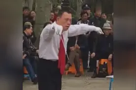 城里人会玩，街头老年交响乐指挥亮瞎你双眼！图片