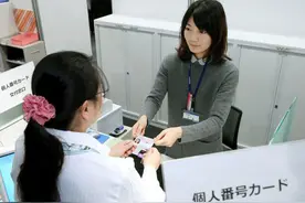 日本政府正式开始向居民发放身份证图片