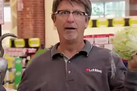 国外恶搞：超市收银员用铁钩钩客户的东西视频封面