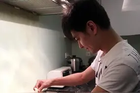 24全能好老爸！林志颖亲手为双胞胎儿子做辅食图片