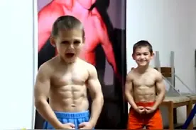 9岁男童练成“肌肉猛男”，爆红网络！图片