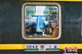 新疆铁路春运首趟加开直通旅客列车开行(图)图片