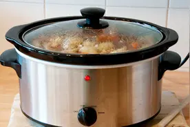 定时慢炖锅存在安全隐患！夜里通电几小时可能自己着火视频封面