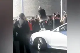 女子站汽车引擎盖疯狂尬舞 高喊：榆林热门视频封面