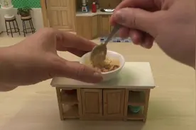 看看国外牛人怎么用微型厨具，做香蕉杏仁饼干，这技术太厉害了