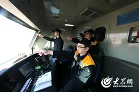 新春走基层：90后货车司机的13小时值乘任务图片