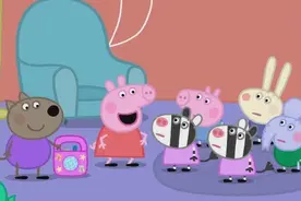 小猪佩奇：大家在一起玩音乐雕像游戏，听到音乐大家可以一起跳舞