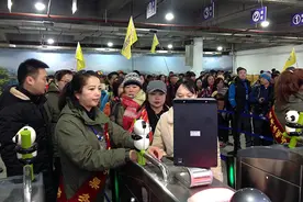 半日已有767名游客进九寨沟景区，人人都像在“包车游览”图片