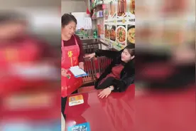 顾客知道自己脚臭还在饭店抠脚，真是没有礼貌