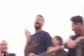 安静!皮克夸张模仿C罗手势 苏神梅西笑岔气图片