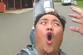 爆笑模仿创意旅拍照！牵手变牵“首”图片