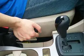 敲警钟啦!手刹没拉紧致使两车"接吻"图片